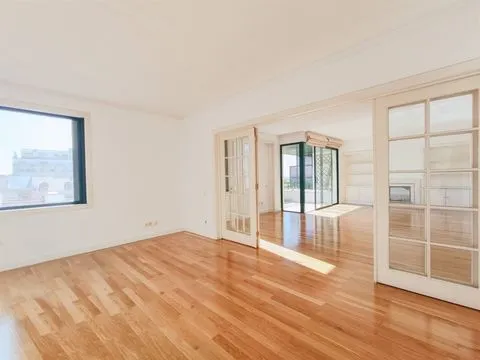 6 rooms in the best area of Lisbon in a building with a swimming pool