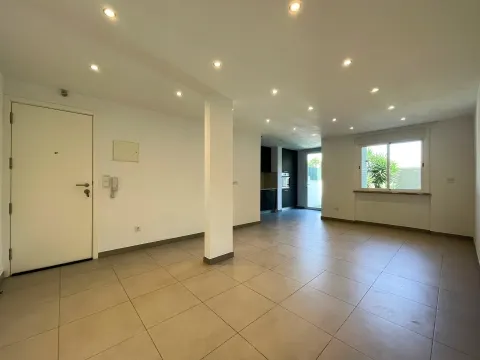 Refurbished 2 bedroom apartment with garden of 93m² 10 minutes walk from the train