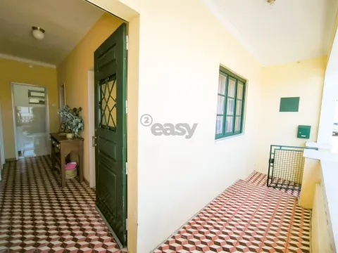 Casa de 3 dormitorios de una sola planta con garaje, patio trasero y terraza en Alvalade, Santiago do Cacém