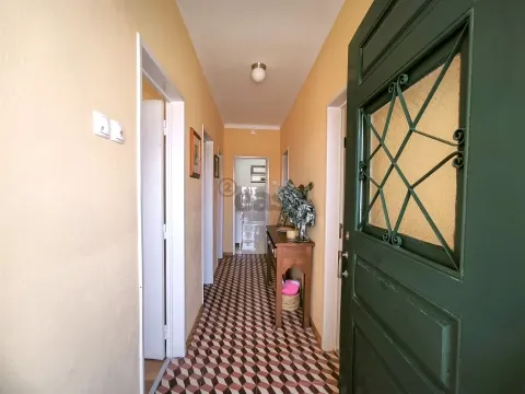 Casa de 3 dormitorios de una sola planta con garaje, patio trasero y terraza en Alvalade, Santiago do Cacém