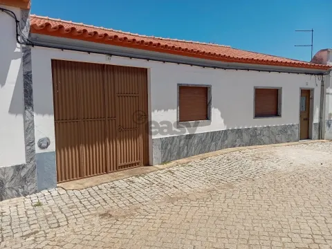 Moradia T4 em Brinches com garagem, quintal e terraço