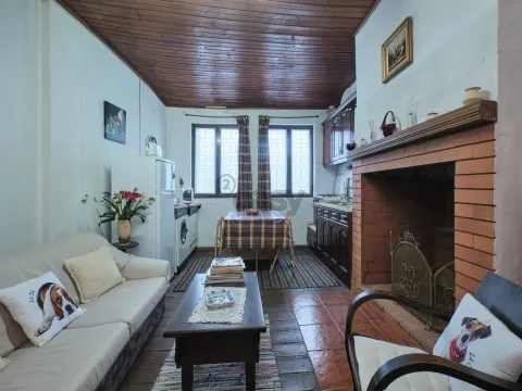 &#1047;&#1076;&#1072;&#1085;&#1080;&#1077; &#1089; &#1090;&#1077;&#1088;&#1088;&#1072;&#1089;&#1072;&#1084;&#1080; &#1080; 2 &#1082;&#1074;&#1072;&#1088;&#1090;&#1080;&#1088;&#1072;&#1084;&#1080; + 2 &#1084;&#1072;&#1075;&#1072;&#1079;&#1080;&#1085;&#1072;&#1084;&#1080;, Arruda dos Vinhos