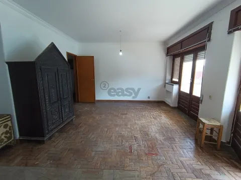 &#1050;&#1074;&#1072;&#1088;&#1090;&#1080;&#1088;&#1072; &#1089; 3 &#1089;&#1087;&#1072;&#1083;&#1100;&#1085;&#1103;&#1084;&#1080;, &#1087;&#1077;&#1088;&#1074;&#1099;&#1081; &#1101;&#1090;&#1072;&#1078; &#1089; 2 &#1085;&#1077;&#1079;&#1072;&#1074;&#1080;&#1089;&#1080;&#1084;&#1099;&#1084;&#1080; &#1074;&#1093;&#1086;&#1076;&#1072;&#1084;&#1080;, Fontainhas, Cascais