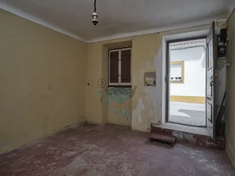 Moradia Térrea T2 com Quintal para Remodelar – Montemor-o-Novo