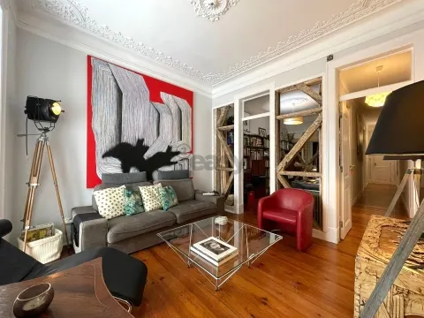 Oportunidade de Investimento: Apartamento Histórico com Alto Potencial para Arrendamento de Quartos 