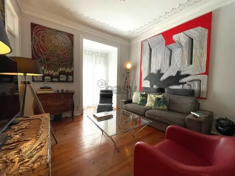 Na Av 24 de Julho, um Apartamento renovado e encantador no Centro de Lisboa