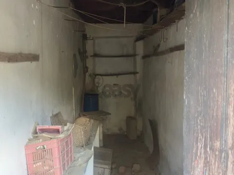 Moradia para remodelar com 8 divisões, 2 anexos e quintal, Castro Verde