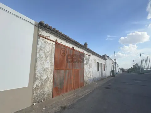 Moradia para remodelar com 8 divisões, 2 anexos e quintal, Castro Verde