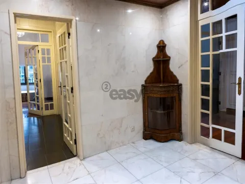 T2 com parqueamento na Rua Braancamp para arrendar