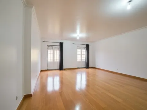 T4 + 1 c/ Varanda, Terraço, Sótão c/ WC + 3 Lugares estacionam/