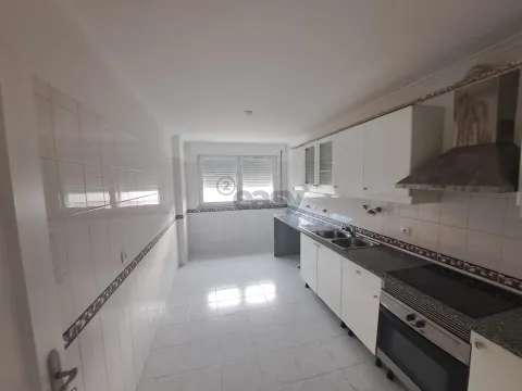 Apartamento T4 Duplex - Avenida de Fitares