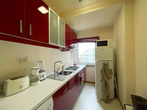 T2 totalmente remodelado equipado e mobilado para arrendar em Benfica, perto da Igreja.