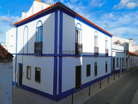 Apartamento T3 para remodelação na zona histórica de Alvalade Sado