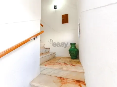 &#20301;&#20110; Vila Nova de Milfontes &#30340; 1+2 &#21351;&#23460;&#21035;&#22661;&#65292;&#24102;&#20004;&#20010;&#38451;&#21488;&#21644;&#21518;&#38498;