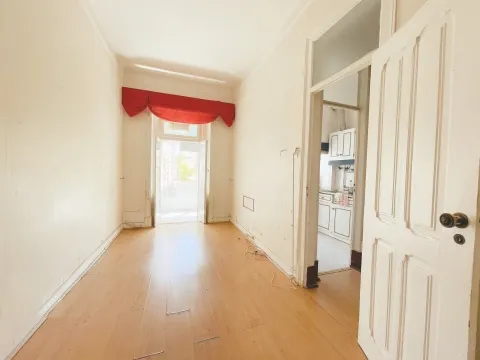 Apartamento T2 com quintal de 40m² a 400m do Metro Amadora