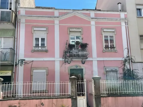 Apartamento T2 com quintal de 40m² a 400m do Metro Amadora