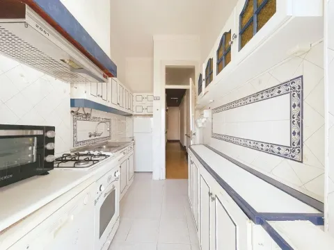 Apartamento T2 com quintal de 40m² a 400m do Metro Amadora