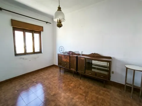 2 + 3 bedroom villa, single storey and detached with use of attic and backyard in Alvalade