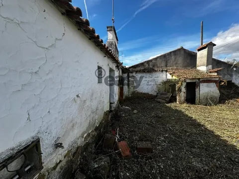 Vende-se Moradia para Recuperar em Mora com 5 divisões e Terreno com 1.800,00 M2