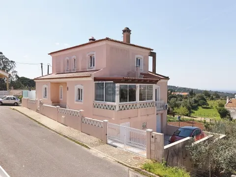 Moradia T4 de 3 pisos com garagem para 3 carros, piscina, painéis solares e tecnologia inteligente