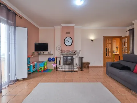 Moradia T4 de 3 pisos com garagem para 3 carros, piscina, painéis solares e tecnologia inteligente