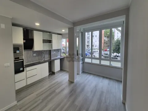 T2 em Oeiras com 2wcs e arrecadação