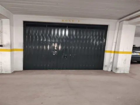 Garagem em Box junto Estação Amadora Este