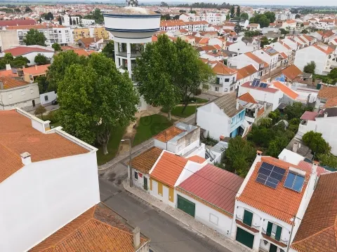 Moradia T3, 2 pisos para remodelar numa das zonas mais bonitas, Almeirim
