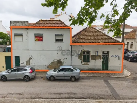 Moradia T3, 2 pisos para remodelar numa das zonas mais bonitas, Almeirim