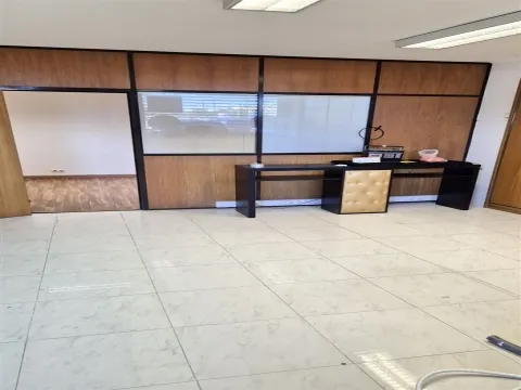 Loja 45 m² com montra | Junto ao metro | Estacionamento fácil