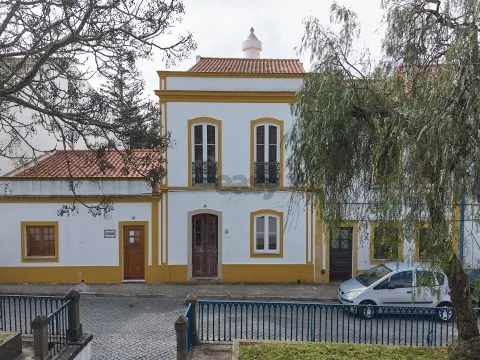 Casa Senhorial c/ 10 divisões remodelada em Rua Emblemática de Castro Verde