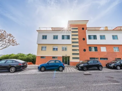 Apartamento T3 em Queijas com 2 Parqueamentos e Arrecadação