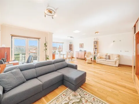 Apartamento T3 em Queijas com 2 Parqueamentos e Arrecadação