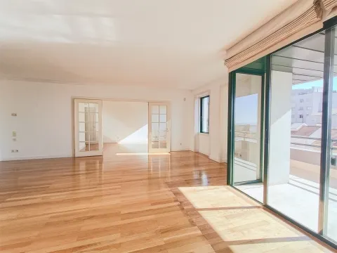 Apartamento Exclusivo T3 + 2 no Prestigiado Pátio Bagatela – Amoreiras, Lisboa