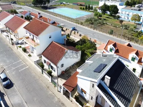 Moradia T2 com quintal e aproveitamento de sótão em Alvalade Sado