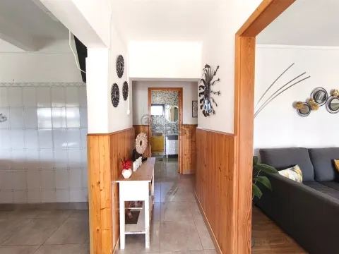 2 Habitações, Anexo e 1200 m² de terreno na Aldeia dos Bicos