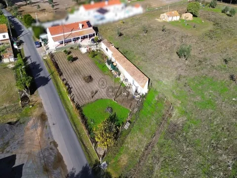 2 Habitações, Anexo e 1200 m² de terreno na Aldeia dos Bicos