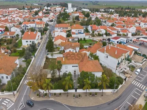 Moradia Senhorial com 16 divisões com Arrumos e Jardim, centro 