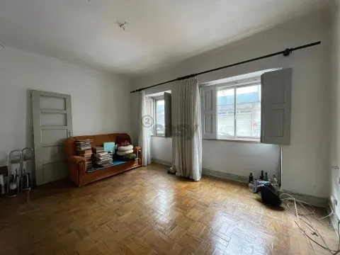 Urgente: T2 na Damaia para remodelação total