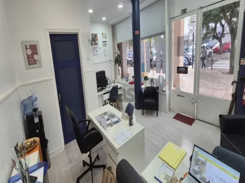 Loja com 66m2 na Venteira junto Igreja