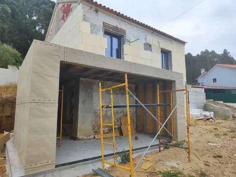 House under renovation T2+1 in Azueira