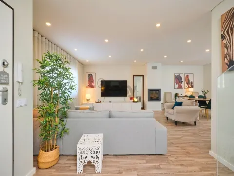 Moradia T4 em Condomínio Privado com Piscina e Garagem em Setúbal