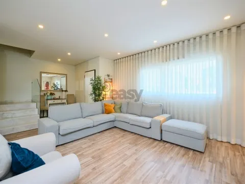 Moradia T4 em Condomínio Privado com Piscina e Garagem em Setúbal