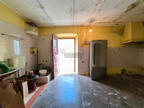 Moradia com 3 Divisões e Quintal para Recuperação Total no Centro de Alvalade