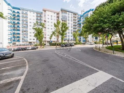 Apartamento T3 com Parqueamento e Arrecadação