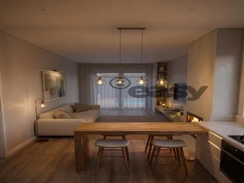 MORADIA T2 EM REMODELAÇÃO TOTAL COM PROJETO MODERNO, PÁTIO E PISCINA