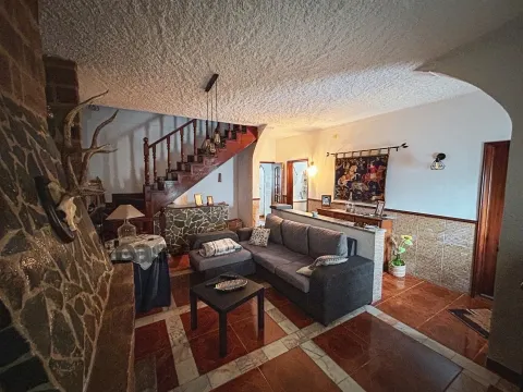 ÉVORA - Moradia T4 com Garagem Box e Logradouro em São Bartolomeu do Outeiro