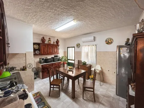 ÉVORA - Moradia T4 com Garagem Box e Logradouro em São Bartolomeu do Outeiro
