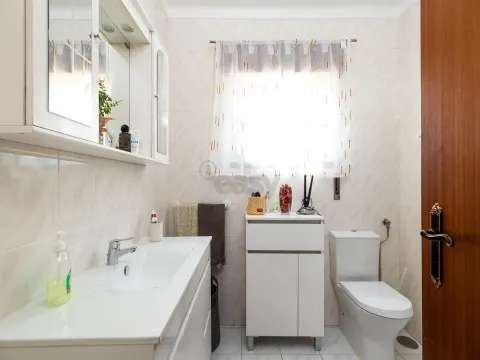 Moradia T4+2 com três pisos, com excelente distribuição de espaços