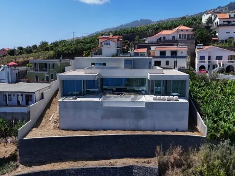 Moradia Minimalista de Luxo com Vista Panorâmica – Calheta
